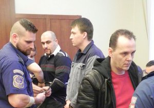 Obžalovaní (zleva) Simon B., Michal C. a Jozef M. vyslechnou 6. března rozsudek.