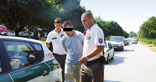 Attilu Kovácse (21) už z hrozného činu obvinili a přímo z místa činu ho odvezli v poutech.