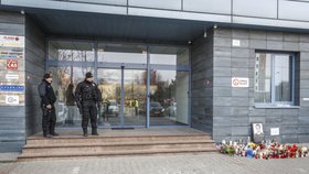 Policejní hlídka před budovou Aktuality.sk, kde Kuciak pracoval