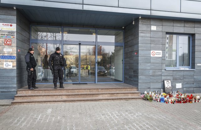 Policejní hlídka před budovou Aktuality.sk, kde Kuciak pracoval.