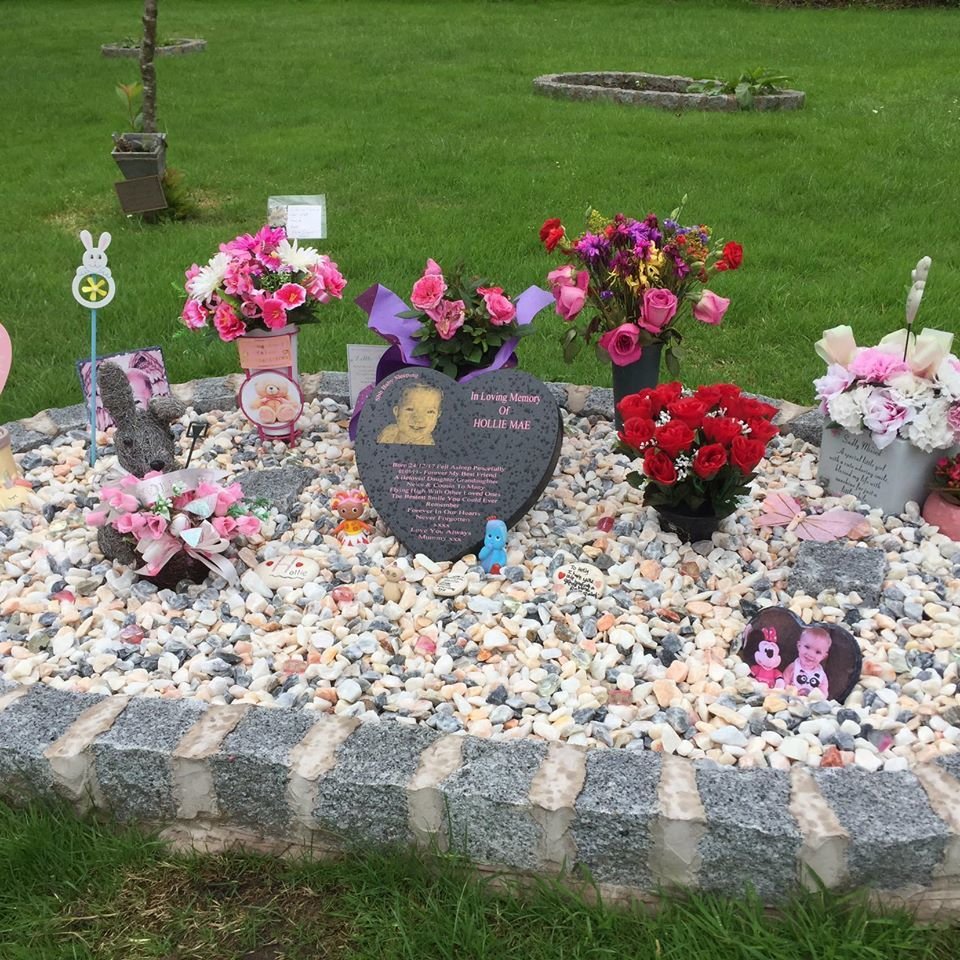 Její rodina jí zařídila krásný hrobeček.