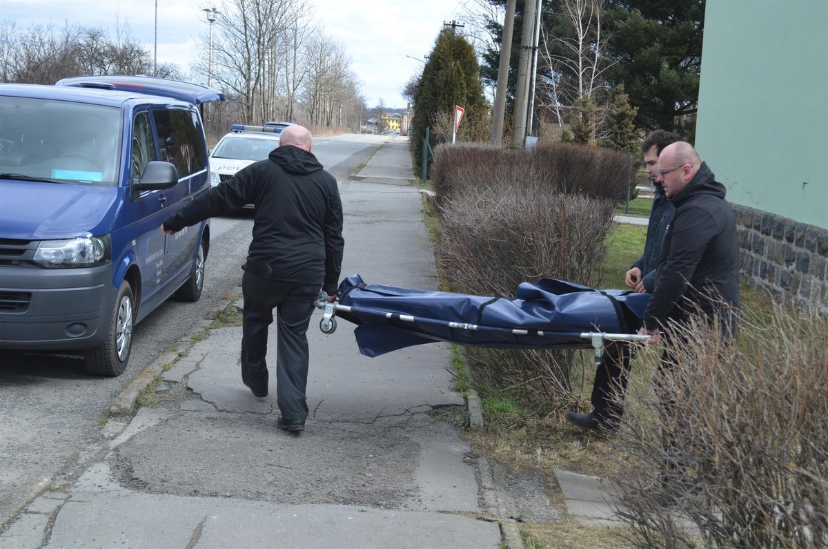 Mrtvou Darju vynesli z domu pracovníci pohřební služby krátce před polednem.