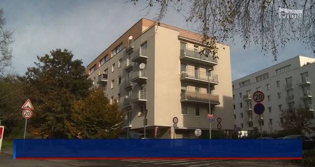Policisté prošetřují smrt, která nastala v bytě jednoho z domů v ulici Karla Hlaváčka (23. říjen 2022)