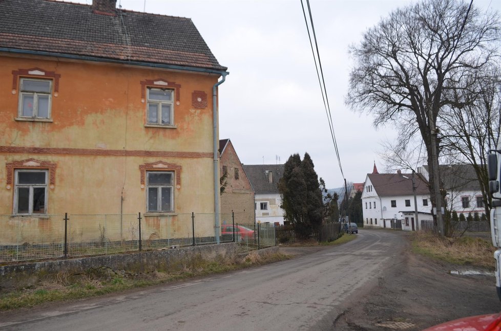 Dům, odkud odvezli podezřelého z vraždy, je kousek od domu oběti.