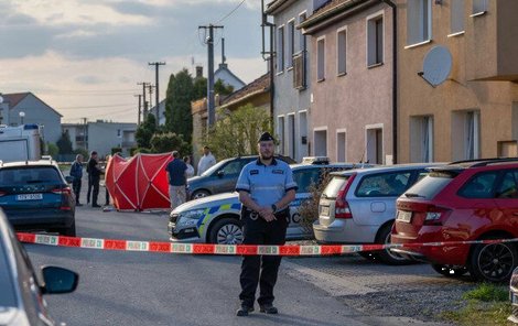 Policisté během pátečního vyšetřování.