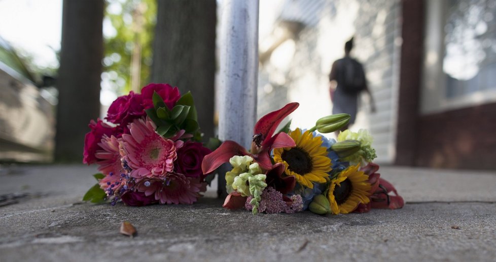 Lidé pokladájí květiny před kostel v Charlestonu, kde zatím neznámý útočník zabil devět lidí.