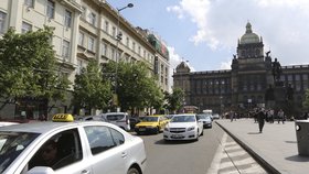 Asi třicet vozů taxislužeb dvakrát obkroužilo Václavské náměstí na počest tragicky zesnulých kolegů.