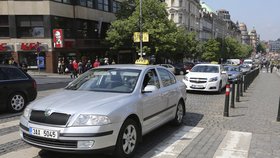 Asi třicet vozů taxislužeb dvakrát obkroužilo Václavské náměstí na počest tragicky zesnulých kolegů.