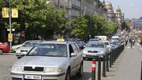 Asi třicet vozů taxislužeb dvakrát obkroužilo Václavské náměstí na počest tragicky zesnulých kolegů.