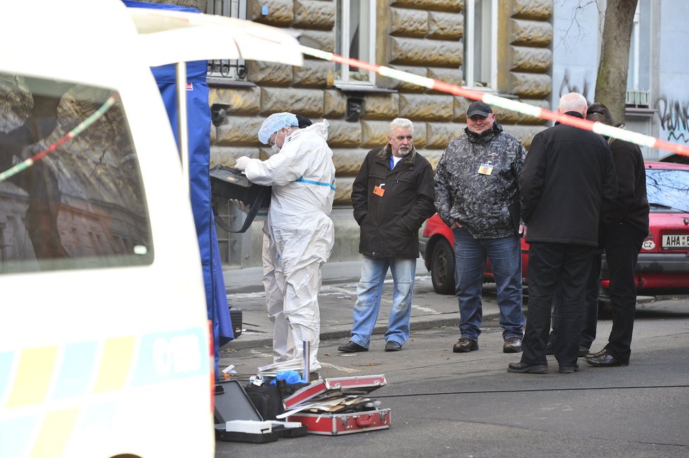 Kriminalisté a forenzní specialisté ohledávají místo nálezu mrtvého taxikáře v Lužické ulici.