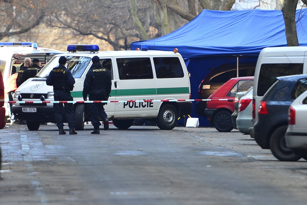 Kriminalisté a forenzní specialisté ohledávají místo nálezu mrtvého taxikáře v Lužické ulici.