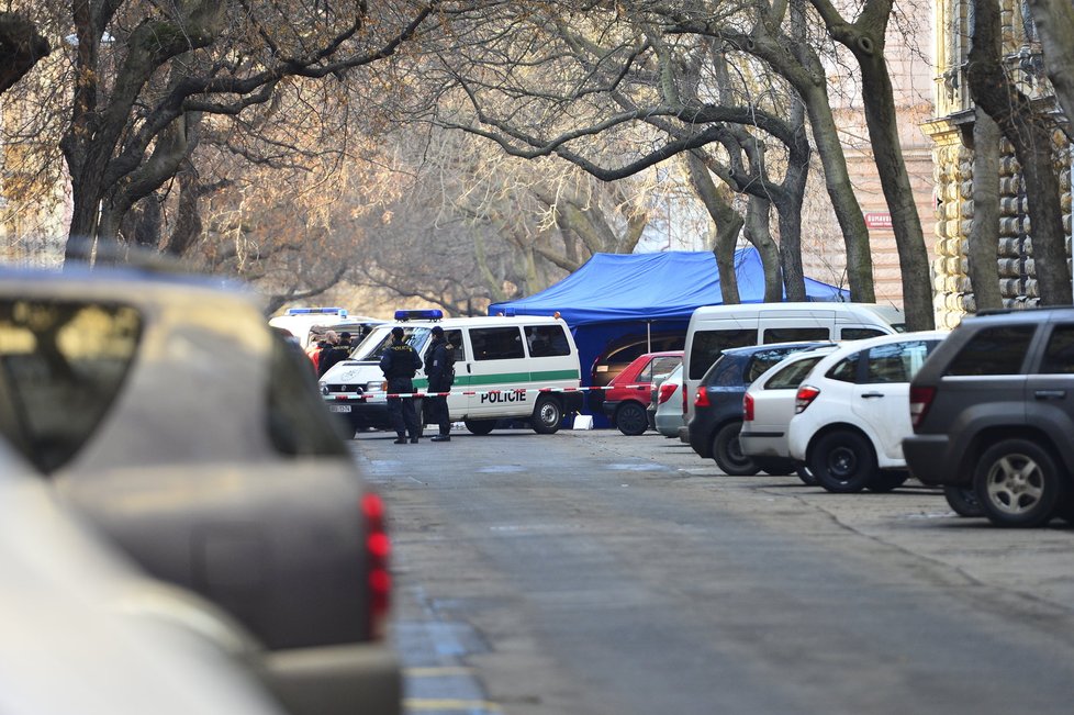 Kriminalisté a forenzní specialisté ohledávají místo nálezu mrtvého taxikáře v Lužické ulici.