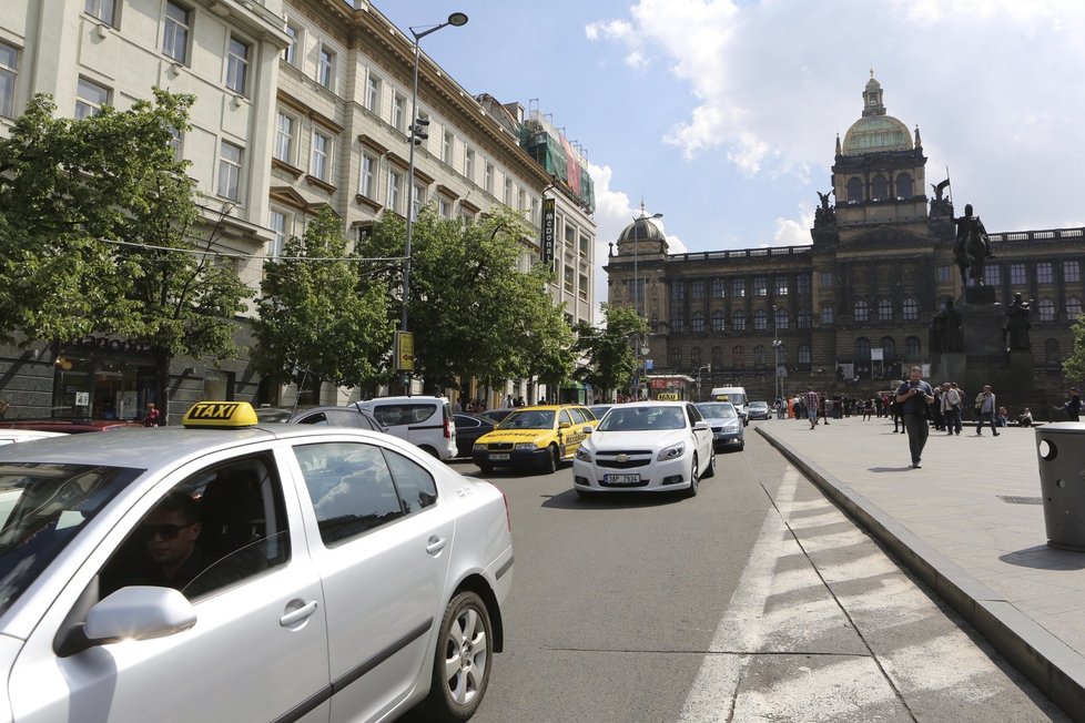 Asi třicet vozů taxislužeb dvakrát obkroužilo Václavské náměstí na počest tragicky zesnulých kolegů.
