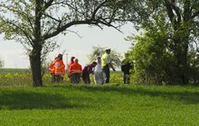 Vražda na Jičínsku: Tělo ženy hodil zabiják do příkopu a zasypal trávou!