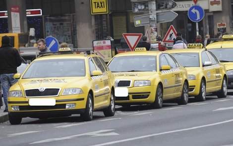 Taxikáři v Praze se pořád bojí jezdit.