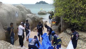 Těla zavražděných byla nalezena na pláži.
