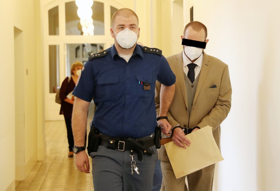 Soud začal projednávat kauzu Tomáše N., který podle obžaloby před rokem ubodal v pražském bytě 21 ranami svou přítelkyni. 