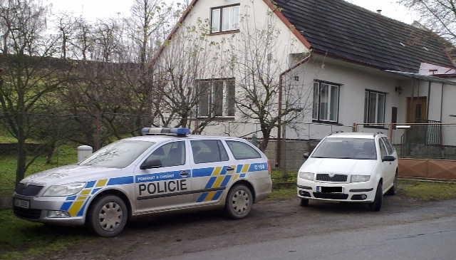 Policejní vozidla u domu, kde se odehrála rodinná tragédie