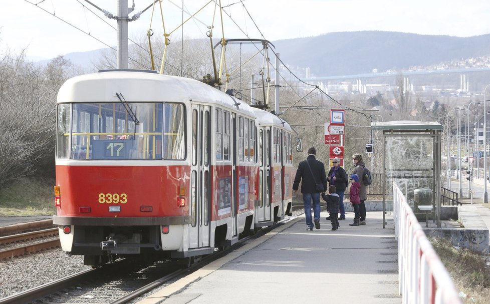 10:34 hod.: ...zastřelenou ženu našli cestující před zastávkou U Libušského potoka.