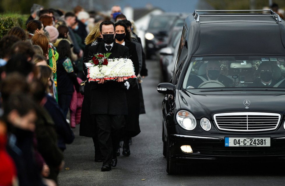 Pohřbu se účastnily davy lidí.