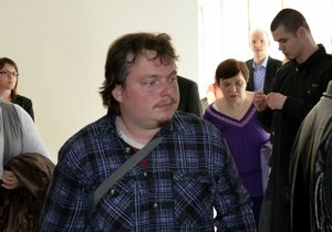 Bratr Vojtěcha Hrdličky Jaroslav u Krajského soudu v Plzni v dubnu 2013. V září téhož roku zavraždil přítele nevlastní sestry.