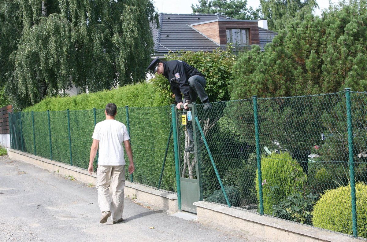 Policisté prohledávali okolní zahrady, hledali důkazy.