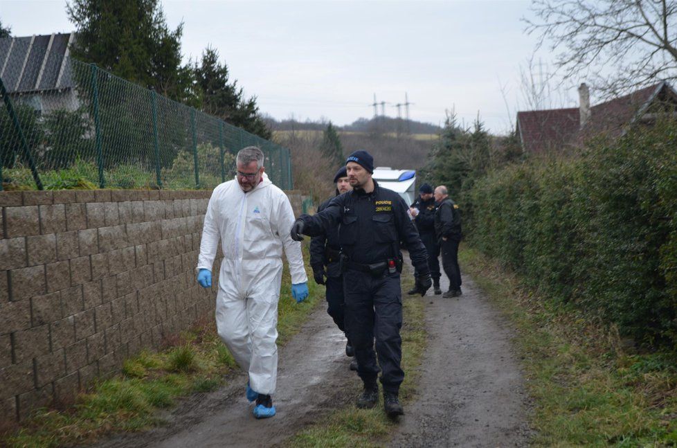 Policisté na místě vraždy v chatové kolonii u Střížovic