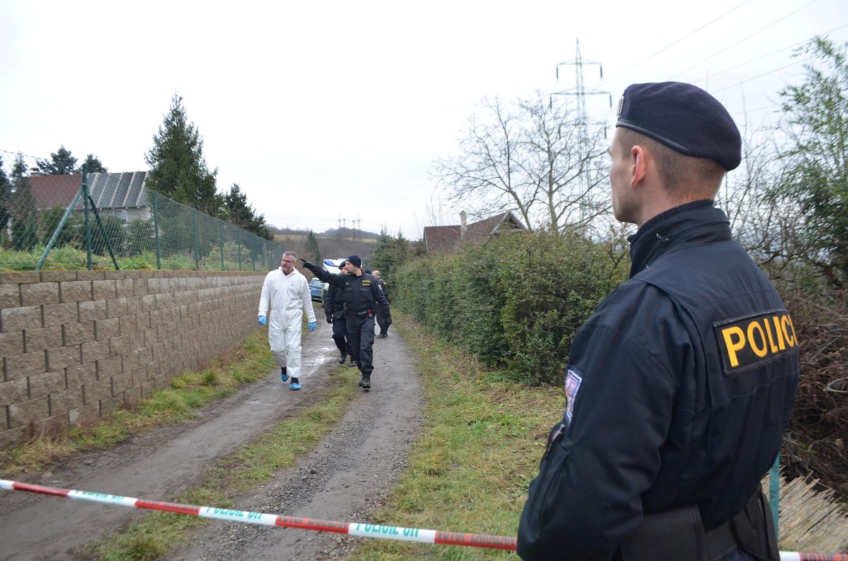 Policie vyšetřuje vraždu na Ústecku, na místě byli tři mrtví