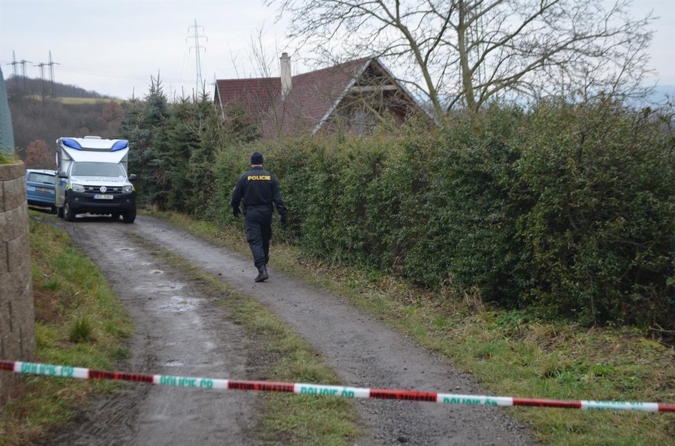 Policisté na místě vraždy v chatové kolonii u Střížovic