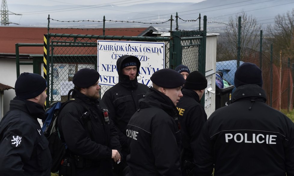 Policie vyšetřuje vraždu na Ústecku, na místě byli tři mrtví.