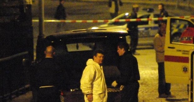 Policisté uzavřeli část ulice, kde se dvojnásobná vražda stala. Do noci zde sbírali důkazy.