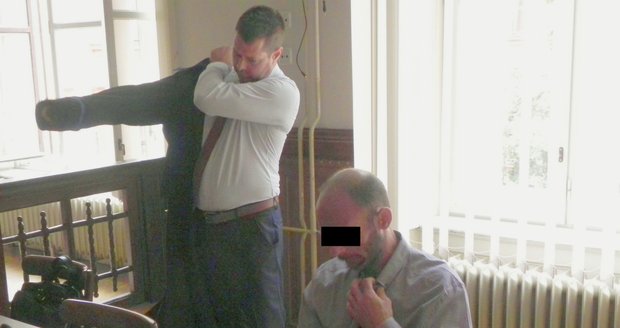 Martin V. se svým obhájcem. Soud v Brně muže potrestal za zastřelení kamaráda ve vlaku osmi roky vězení.