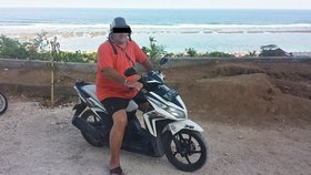 Ještě na jaře si Jindřich L. (+64) užíval dovolenou u moře.