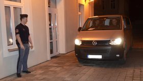 Údajného vraha odváželi od soudu v dodávce s neprůhlednými skly a do budovy soudu Reného Č. vedli tak, aby ho novináři nemohli vyfotit.