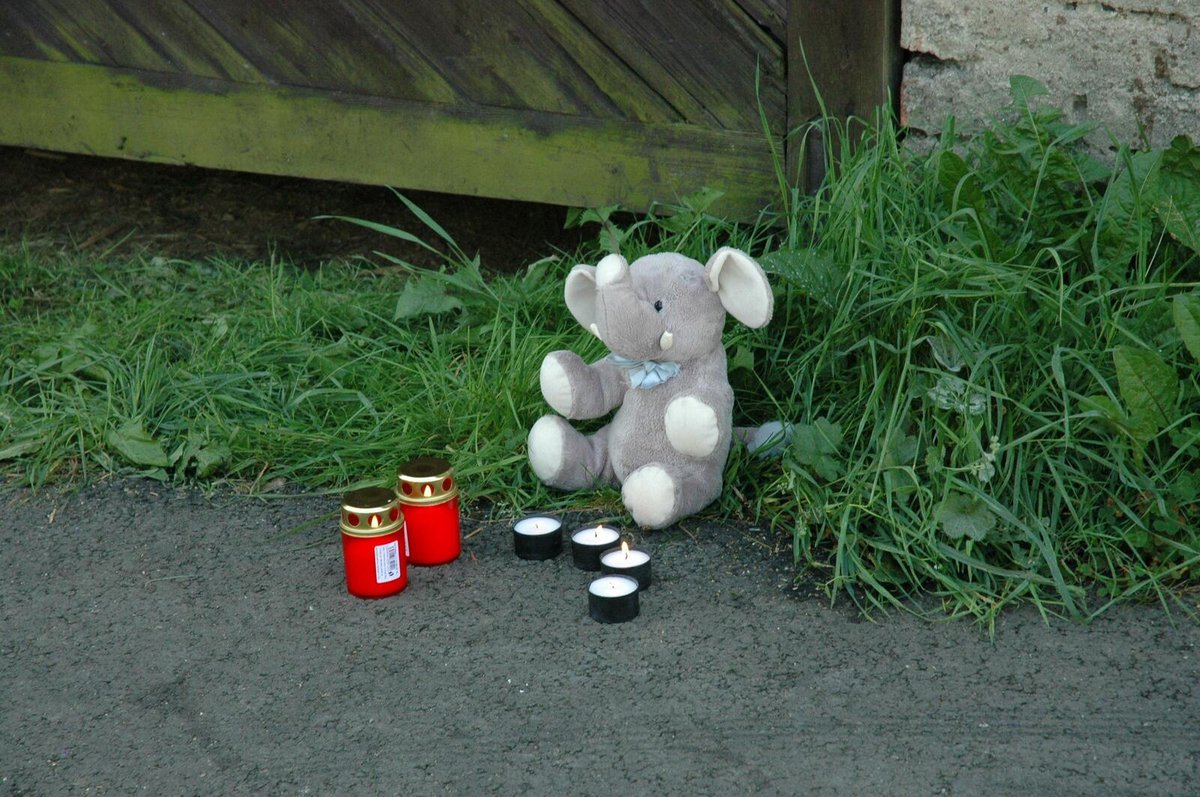 Na zavražděné děti vzpomněli sousedé svíčkami i plyšovým sloníkem.