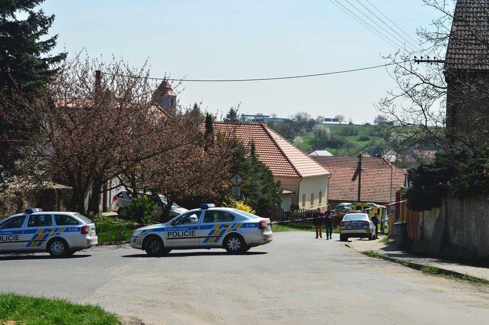Ve Vrbčanech našli oběšeného muže a těžce zraněnou ženu, která utržila ránu sekyrou do hlavy