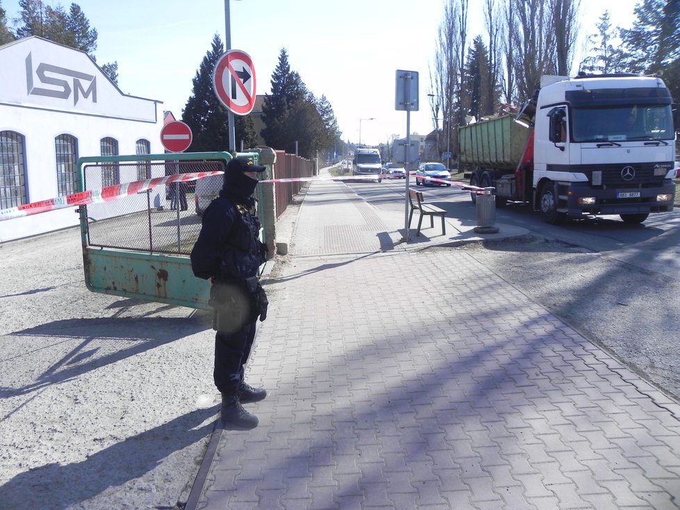 Před soukromou firmou na Dědické ulici našli lidé ve čtvrtek ráno mrtvolu muže.Policie potvrdila, že šlo o násilnou smrt.