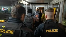 Policisté převezli z Argentiny do Česka muže podezřelého z 15 let staré vraždy. (7.5.2023)