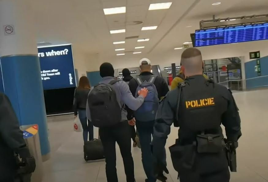 Policisté převezli z Argentiny do Česka muže podezřelého z 15 let staré vraždy. (7.5.2023)