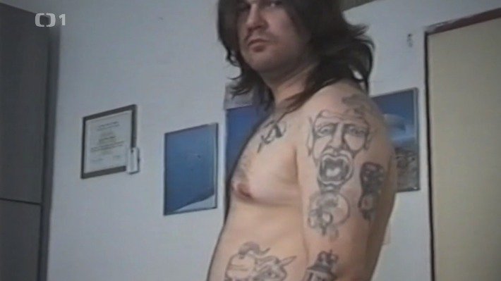 Gančarčík měl na sobě řadu děsivých tetování s násilnými motivy