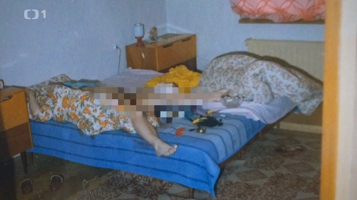 Starší z dcer Mirka byla nalezená mrtvá ve své posteli. Znásilněná nebyla