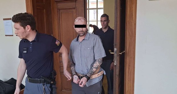 Opilý Štefan G. (49) loni zastřelil na Jihlavsku známého, prý si nic nepamatuje. Za vraždu dostal 12 let v base. Opilý Štefan G. (49) loni zastřelil na Jihlavsku známého, prý si nic nepamatuje. Za vraždu dostal 12 let v base.