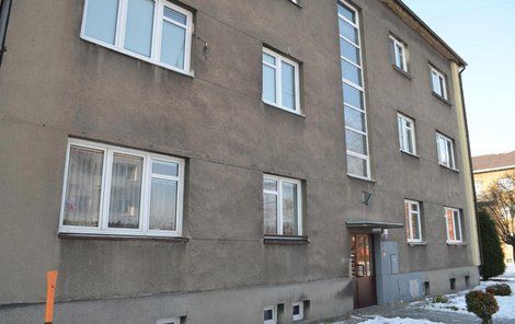 Byt v prvním patře domu ve Šrobárově ulici, kde první letošní vražda v kraji odehrála.