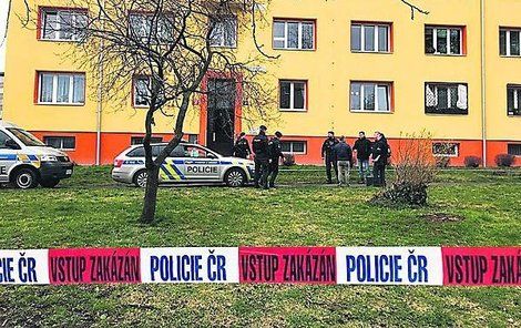 Policisté místo činu obehnali páskou ještě před příjezdem pražské mordparty.
