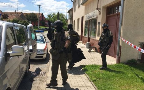 V Dražůvkách na Hodonínsku zasahovali policisté v kuklách a se samopaly.