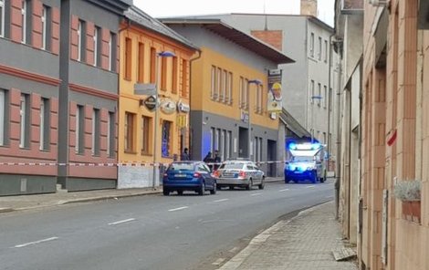 Policisté před restaurací Na Mlýnku, kde k činu došlo.