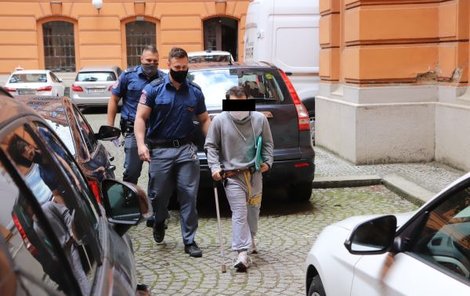 Policejní eskorta přivádí Antonína Š., který je podezřelý z dvojnásobné vraždy.