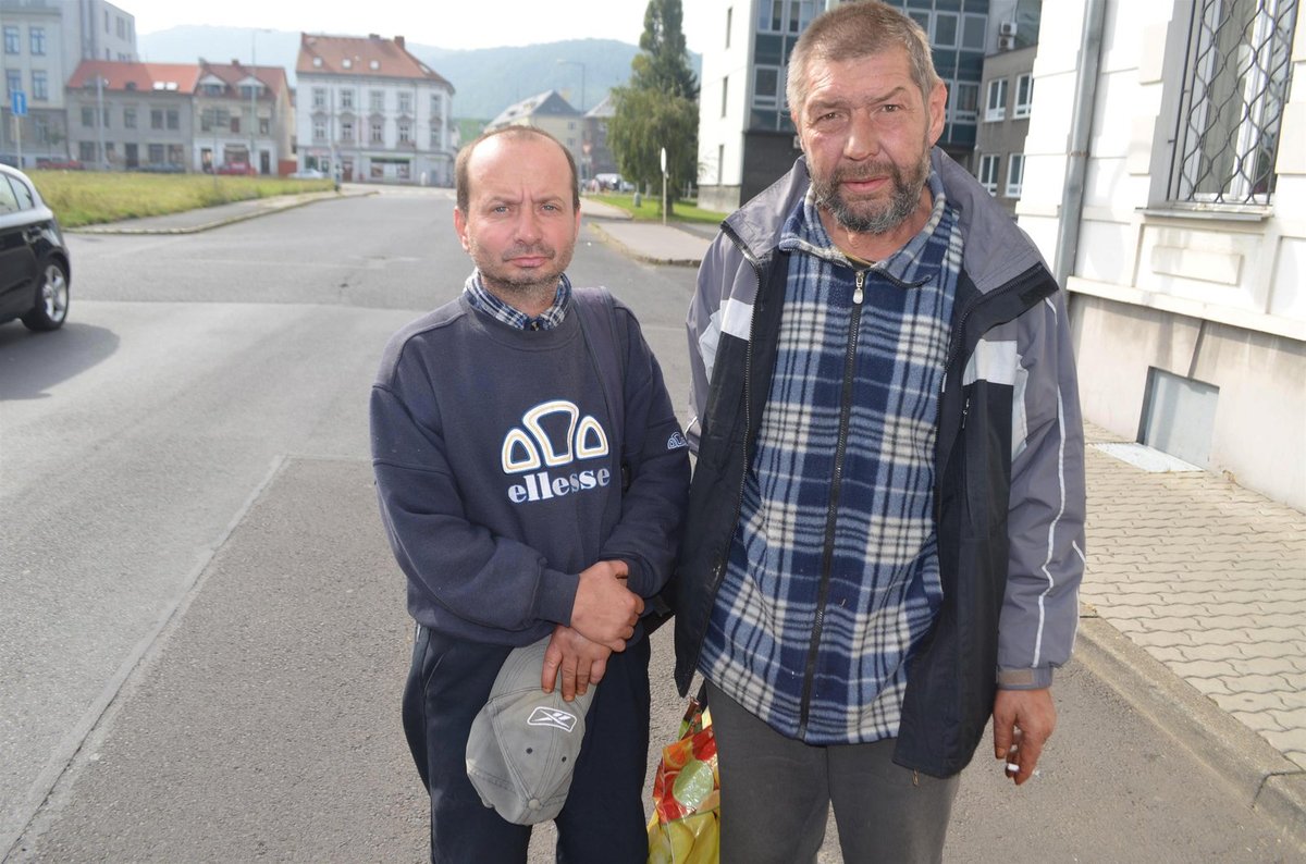 Václav V. a Vlastimil H., kamarádi zavražděného Jiřího Č., se přišli k soudu podívat.