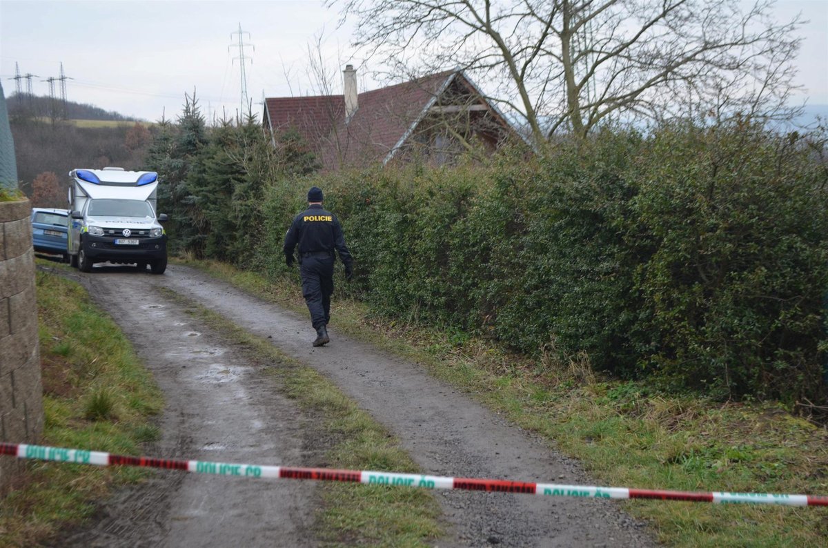 Policisté celou kolonii, kde k tragédii došlo, uzavřeli.