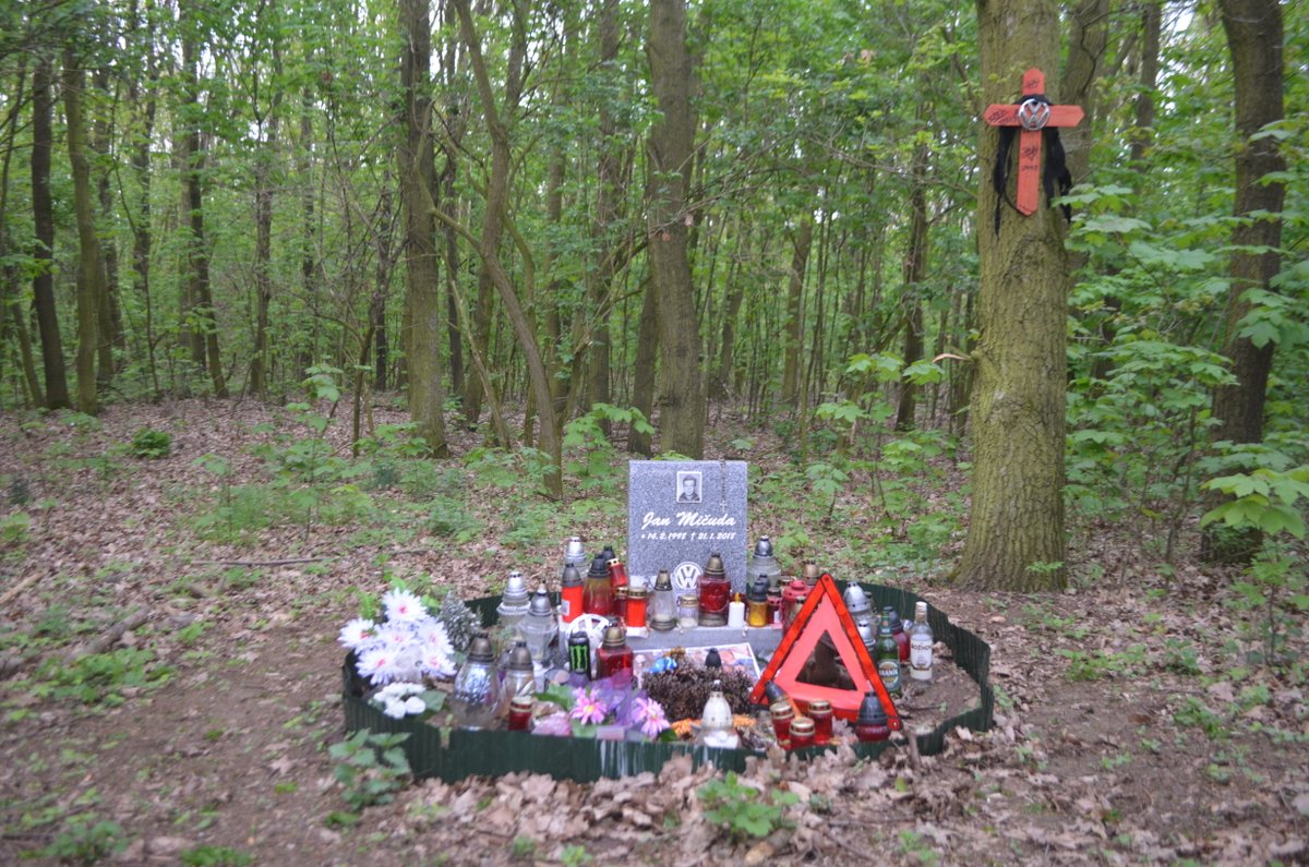 Pomníček na místě, kde zavražděného Jana H. našli.